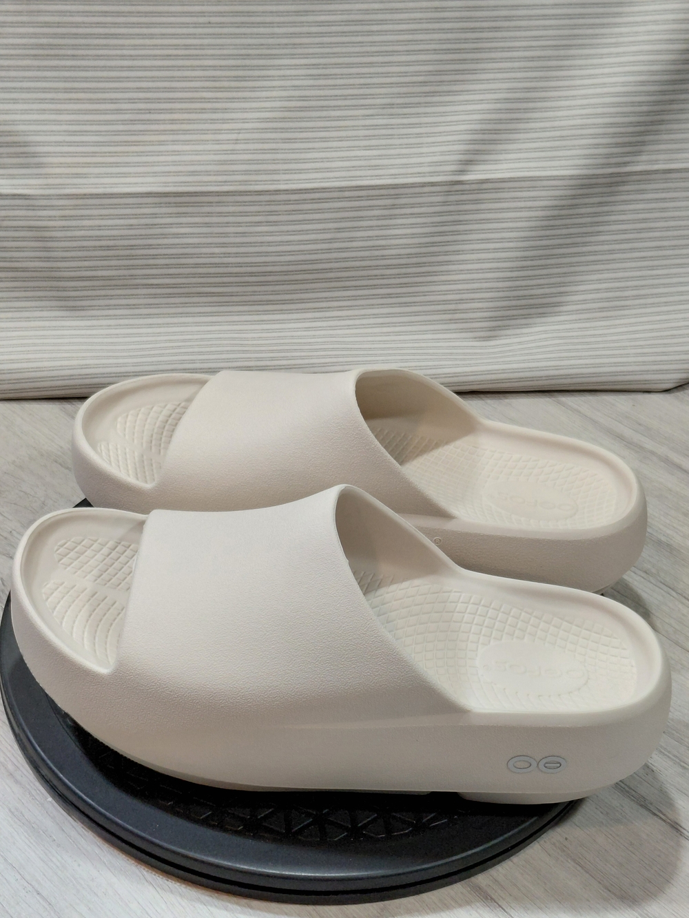 NEW OOFOS OOahh PLUS Extreme Comfort Recovery Slide Sandals Chalk Off White W11